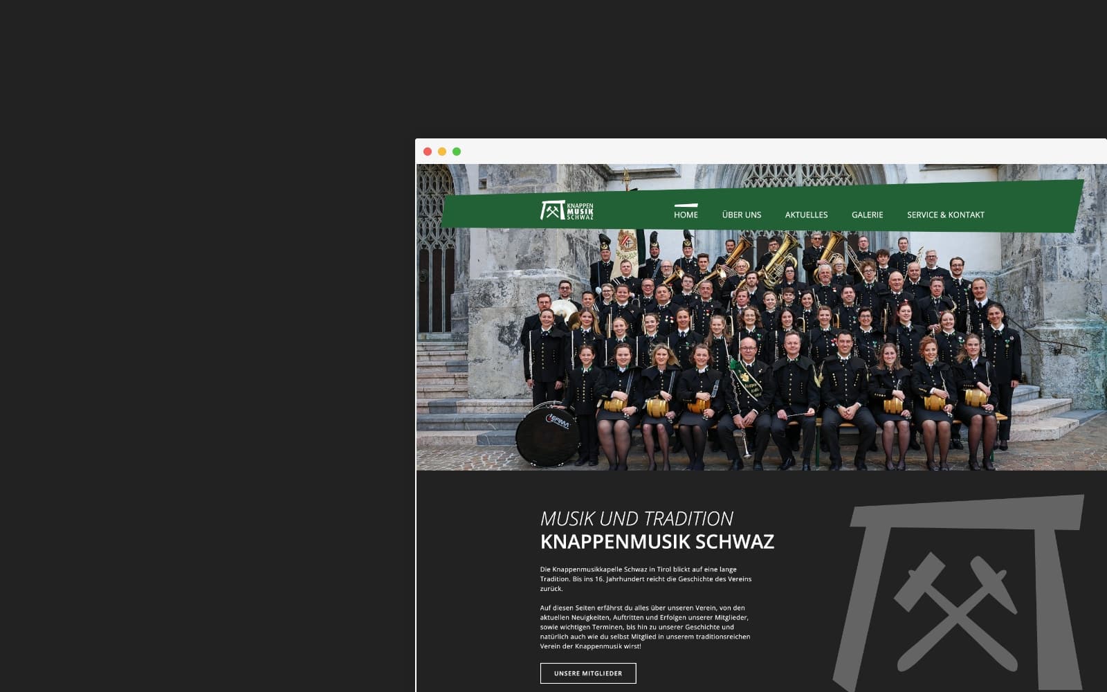 Browser-Mockup der Website der Knappenmusik Schwaz mit großem Gruppenfoto vor einer Kirche